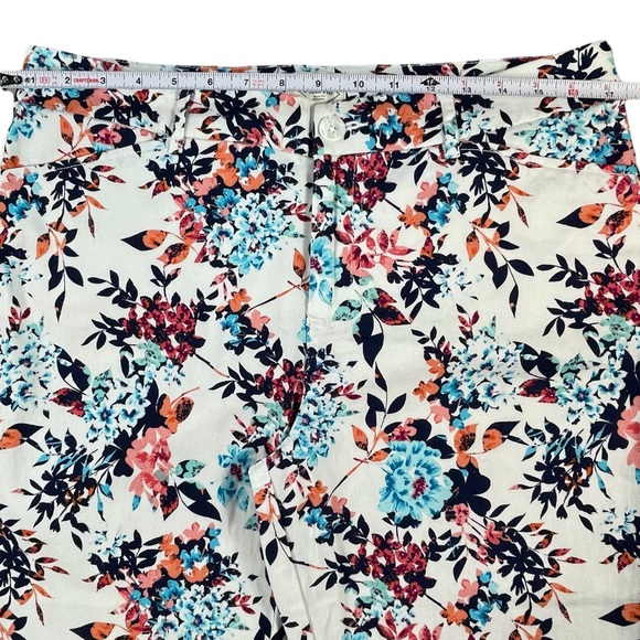 St. John’s bay size 14 white with blues, oranges, reds floral cropped pants - Picture 9 of 14